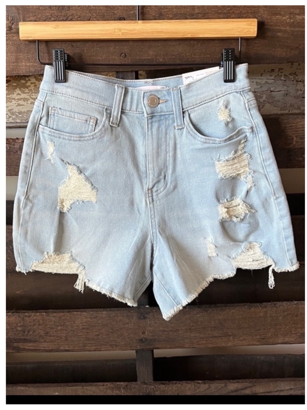 🟤NEW SO Super High Rise 90’s Boyfriend Frayed Shorts in Light Wash Sz 1/25